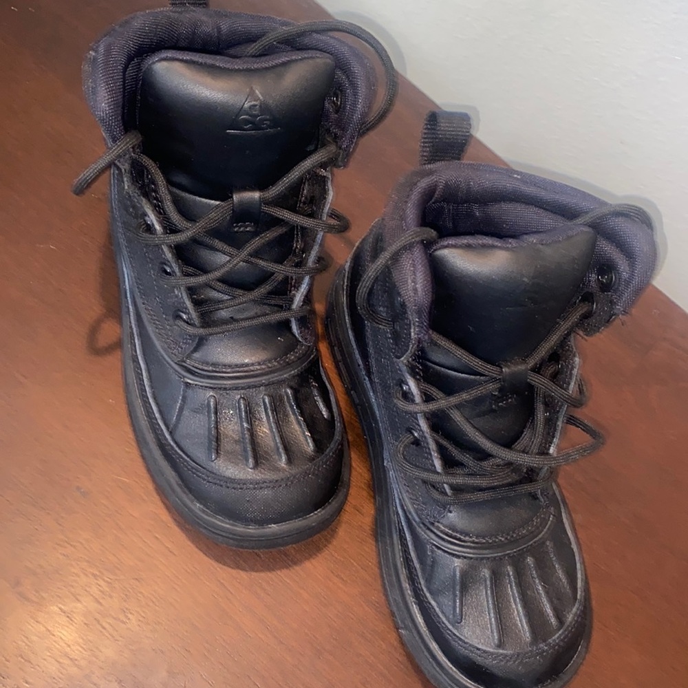 Little boy Nike ACG boots🖤. Great condition. Only worn 2 times.